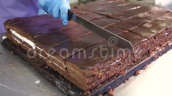 刀子把巧克力蛋糕切成小段视频的预览图