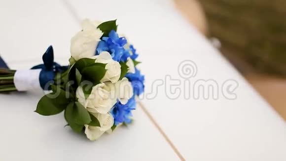 白色背景的蓝色玫瑰婚礼花束视频的预览图