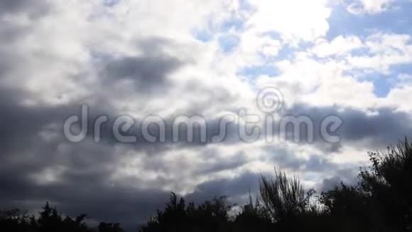 带着灿烂阳光的暴风雨云的时间流逝法国视频的预览图