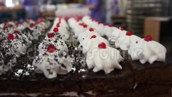 装饰巧克力海绵蛋糕黑巧克力视频的预览图