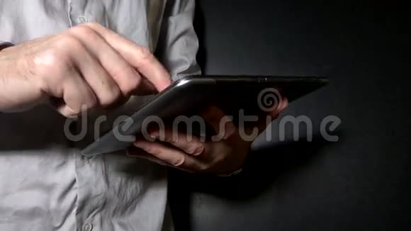 从事平板电脑的男商人视频的预览图