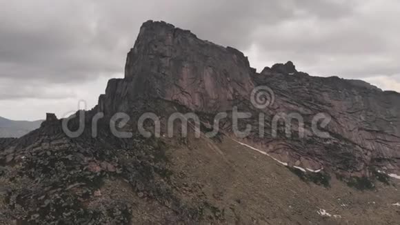 飞越西伯利亚自然公园埃尔加基的山峡无人射击视频的预览图