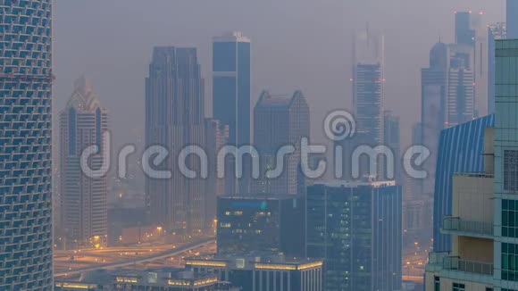 在迪拜市中心的雾状早晨到白天视频的预览图