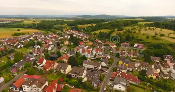 在Freigericht有一个历史村落的空中景观视频的预览图