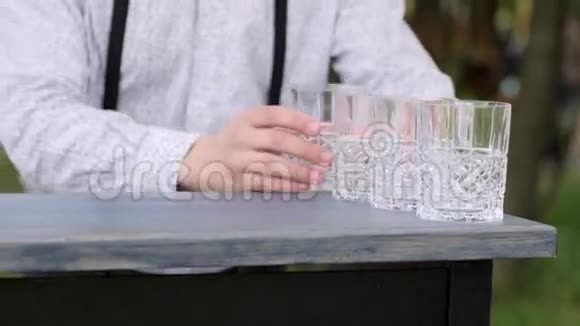 柜台上的空杯子酒保把杯子放在吧台上把干净的空酒杯排在柜台上视频的预览图
