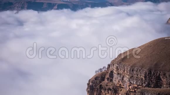岩山边缘和浮雾时间流逝视频的预览图