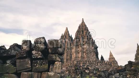 普兰巴南神庙前有石头视频的预览图