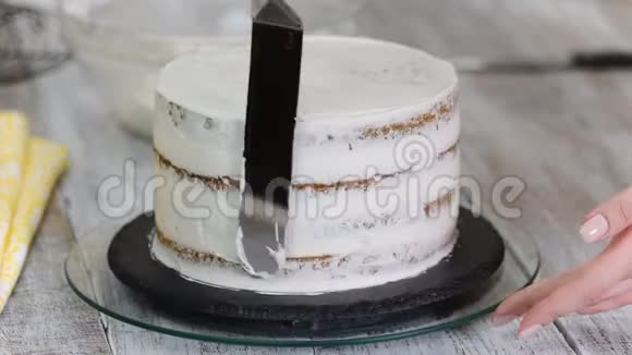 糖果师在厨房用白色奶油做蛋糕视频的预览图