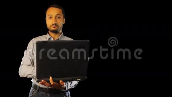 一个在旧电脑上工作的人视频的预览图