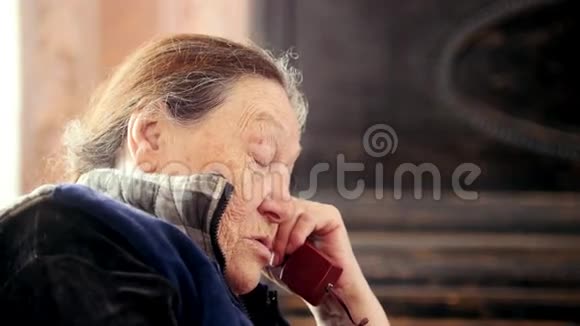 老年妇女养老金领取者讲固定电话肖像视频的预览图