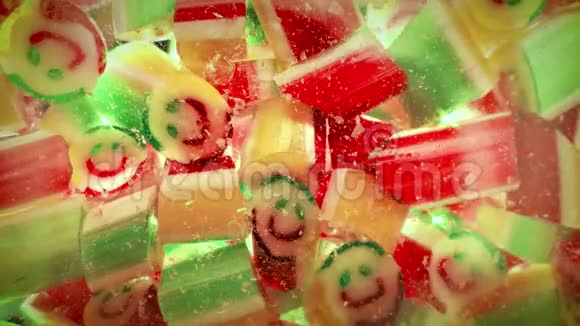 彩色焦糖糖果落入相机4k特写视频视频的预览图