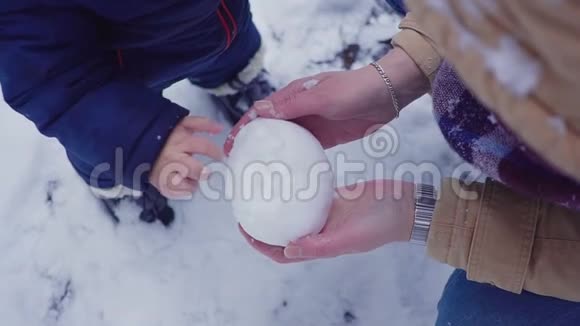 母子俩在玩雪双手合拢视频的预览图