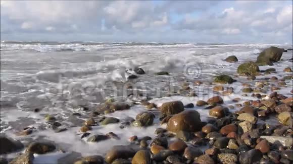 波浪随着石头的飞溅而破碎视频的预览图