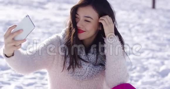 美女坐在雪地里自拍视频的预览图
