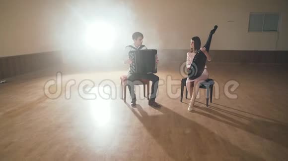 两位音乐家演奏黑色手风琴和班杜拉乐器视频的预览图