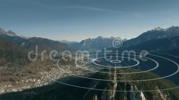 农村山区发射无线电信号天线的鸟瞰图概念增强动画视频的预览图