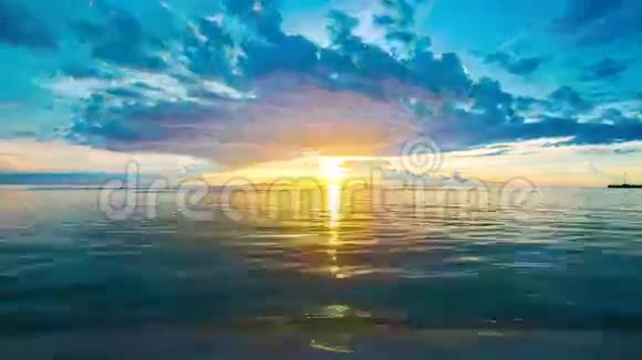 4K时间推移泰国萨梅岛纳顿镇海滩美丽的日落视频的预览图
