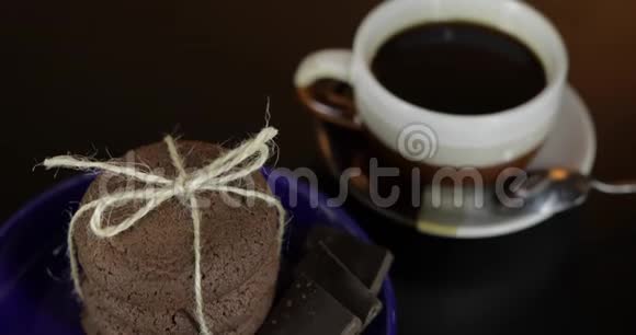 在蓝色盘子里的黑面上看着美味的巧克力饼干视频的预览图