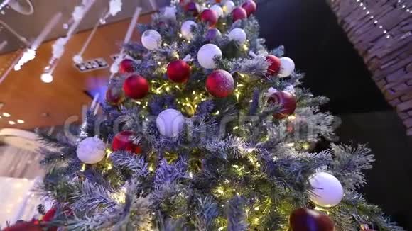 圣诞树上有装饰品圣诞树上挂着红苹果圣诞树上有许多装饰品视频的预览图