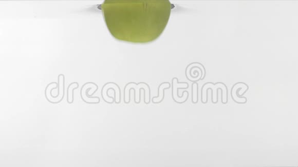 三个绿苹果掉进水里视频的预览图