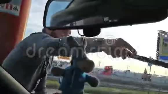 加油站的挡风玻璃垫圈视频的预览图
