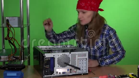 专业技术人员女孩在工作时在台式电脑上安装新硬盘视频的预览图