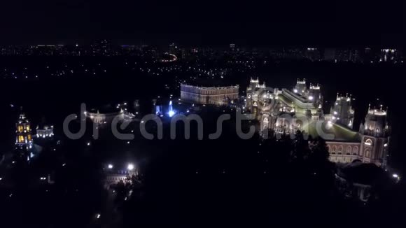 俄罗斯莫斯科2017年晚上4k时对Tsaritsyno主宫的鸟瞰图视频的预览图