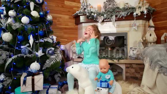 活泼的小女孩欢快地笑着跳舞摆姿势孩子们在聚会上坐在生活中的玩具中间视频的预览图