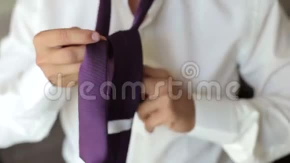 穿白色衬衫的人系领带特写视频的预览图