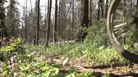 一个山地车司机骑着自行车骑着森林自行车慢镜头拍摄视频的预览图