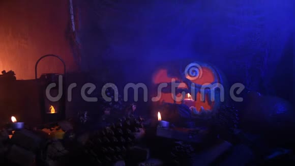 带有木制背景和烟雾的万圣节南瓜视频的预览图