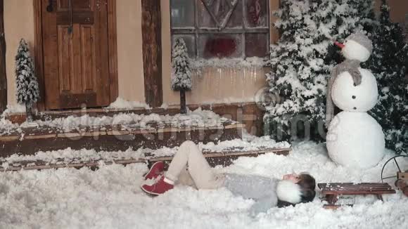 圣诞节或新年孩子们在人为的雪中胡闹圣诞装饰品上儿童画像视频的预览图