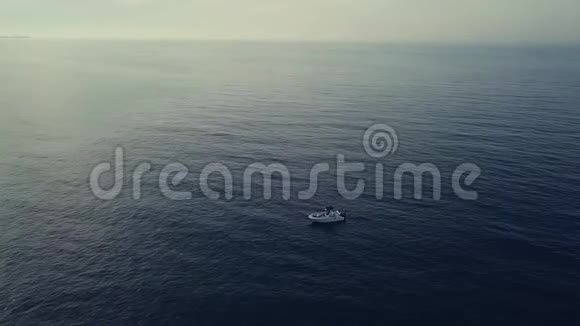 乘坐快艇在蓝海钓鱼的游客空中飞行4k视频的预览图