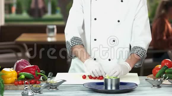 厨师切樱桃番茄视频的预览图