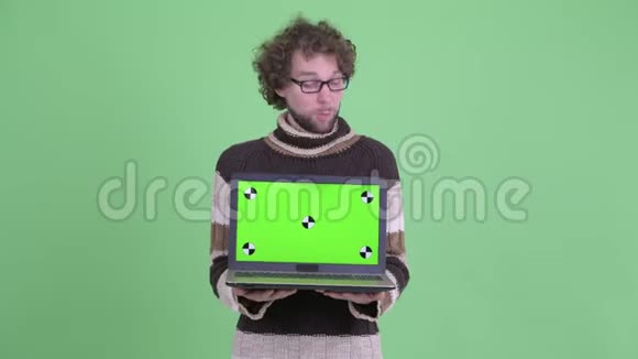 快乐的小胡子男人一边说一边展示笔记本电脑视频的预览图