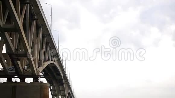 在桥下的河上乘船旅行视频的预览图