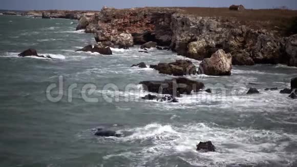 海上风暴大浪在岩石海岸上破碎白沫在水面上视频的预览图