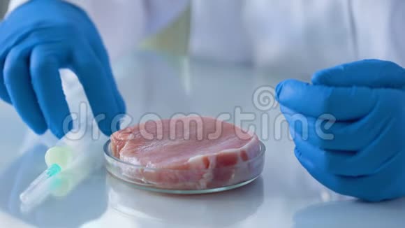 实验室研究人员在肉类样品中注射化学液体食品质量控制视频的预览图