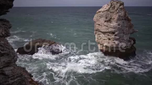 海上风暴大浪在石岸破白沫在水上视频的预览图
