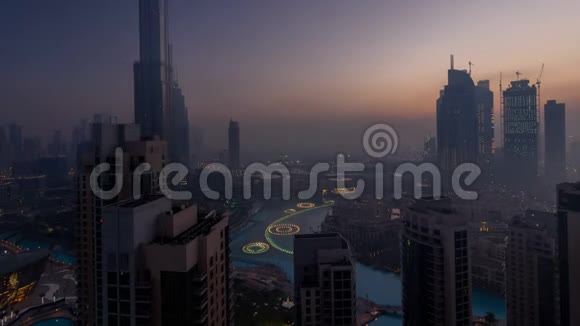在迪拜市中心的雾状早晨到白天视频的预览图