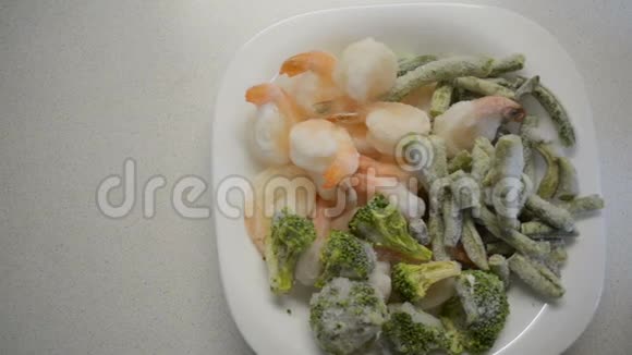 冷冻虾西兰花和豆类视频的预览图