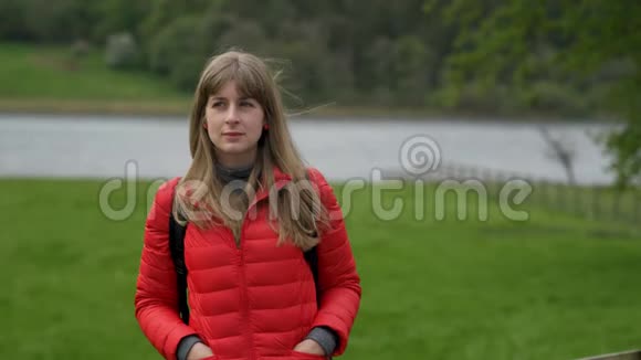 一位年轻漂亮的女士在爱尔兰旅行视频的预览图