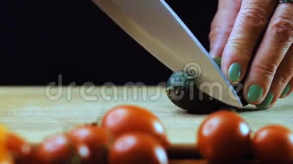 女人用菜刀切黄瓜视频的预览图