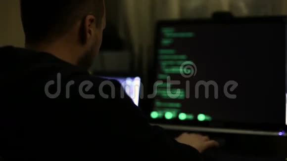 黑客在夜间工作试图闯入系统网络犯罪视频的预览图