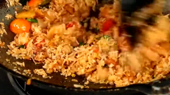 锅中放猪肉炒米饭泰国菜视频的预览图