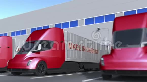 现代半挂车卡车与MADE在UKRAINE文本被装载或卸载在仓库与乌克兰商业有关视频的预览图