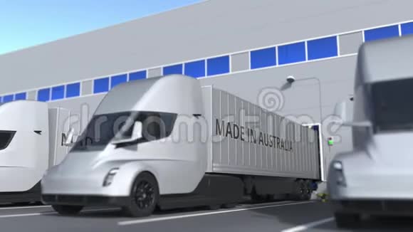 拖车卡车与汽车在澳大利亚文本装载或卸载在仓库与澳大利亚商业有关的循环视频的预览图