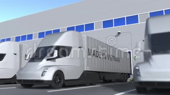 现代半挂车卡车与MADE在维特纳姆文本被装载或卸载在仓库越南商业视频的预览图