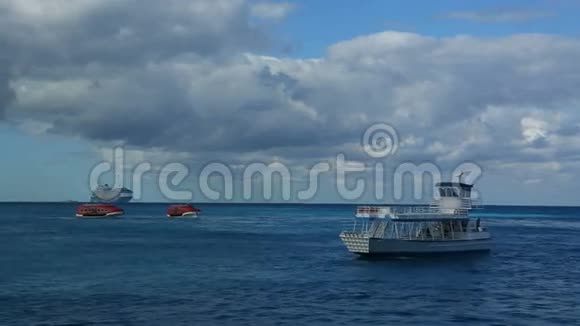船正在巴哈马附近航行巴哈马2016年12月13日视频的预览图