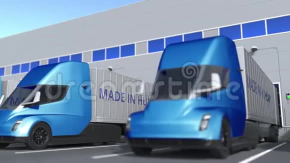 现代半挂车卡车的MADE在匈牙利文本是装载或卸载在仓库匈牙利商务相关视频的预览图